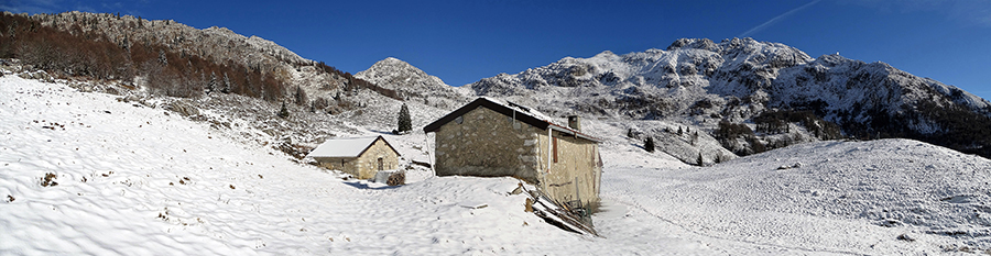 Alla Baita Sura (1568 m) con vista in Cima Croce a sx e Cima Alben a dx 